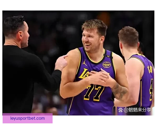 东契奇偷听魔术战术海斯也上前凑热闹 八村垒调侃发问引爆全场气氛