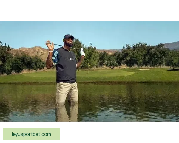 詹姆斯父子打高尔夫遭遇惊险瞬间 水中突然现鳄鱼 老詹勇敢捡球再现硬汉本色